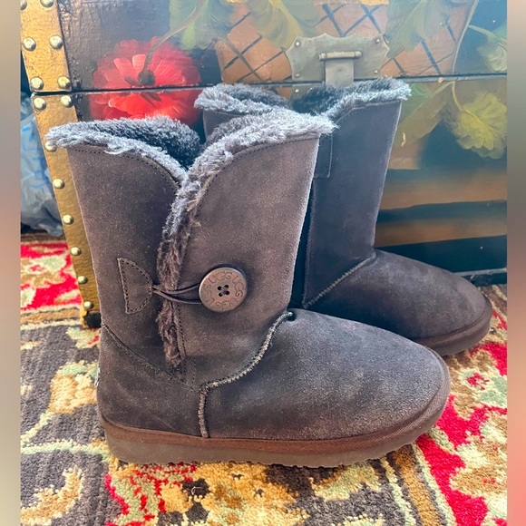UGG Classic Bailey Boots With Buttons • Dark Brown Leather • Sheepskin • sz W6 - Picture 3 of 16